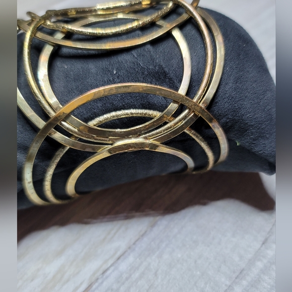 Gold geometric circle gold cuff bracelet - Picture 4 of 6